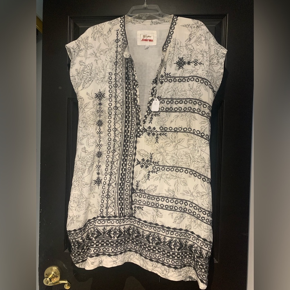Johnny Was, white silk graphic embroidery in black. Mini style dress sleeveless.